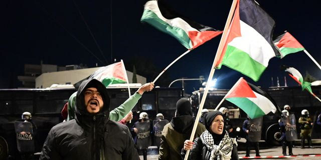 Πολυτεχνείο: Επιστρέφει πίσω η πορεία – Άνοιξαν 3 σταθμοί του μετρό