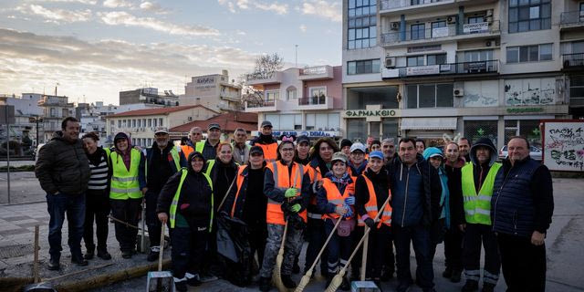 Οι άνθρωποι που καθαρίζουν την Ξάνθη μετά το καρναβάλι