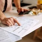 Ενεργειακή κρίση: “Πάγωμα” των σταθερών τιμολογίων ρεύματος, επιδοτήσεις και πλαφόν στα υγρά καύσιμα 