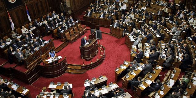 Χάος στη Βουλή της Σερβίας: Μπουνιές, σφαλιάρες και μαλλιοτραβήγματα – Βίντεο