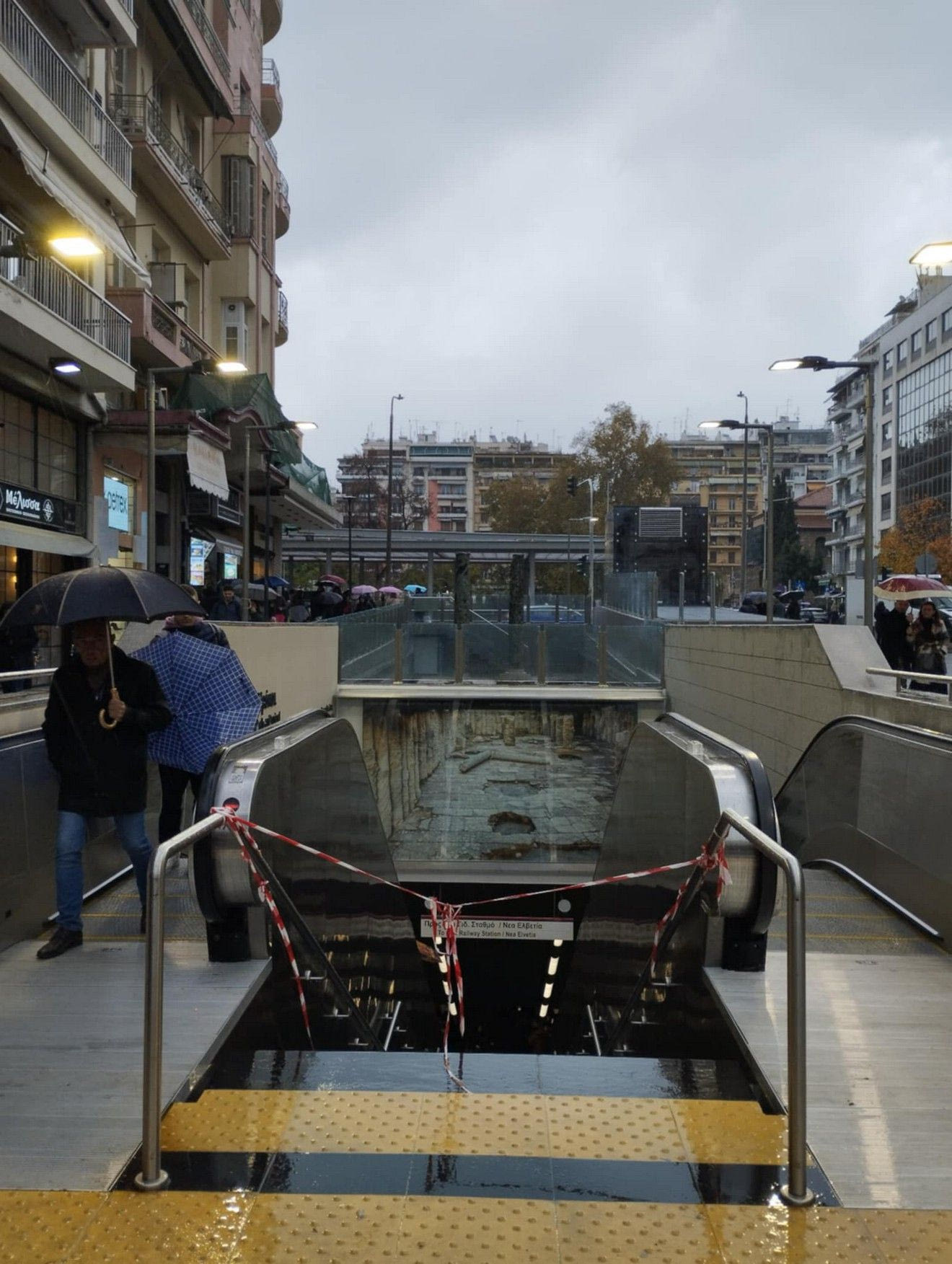 Η είσοδος του σταθμού Αγία Σοφία(μετρό Θεσσαλονίκης)