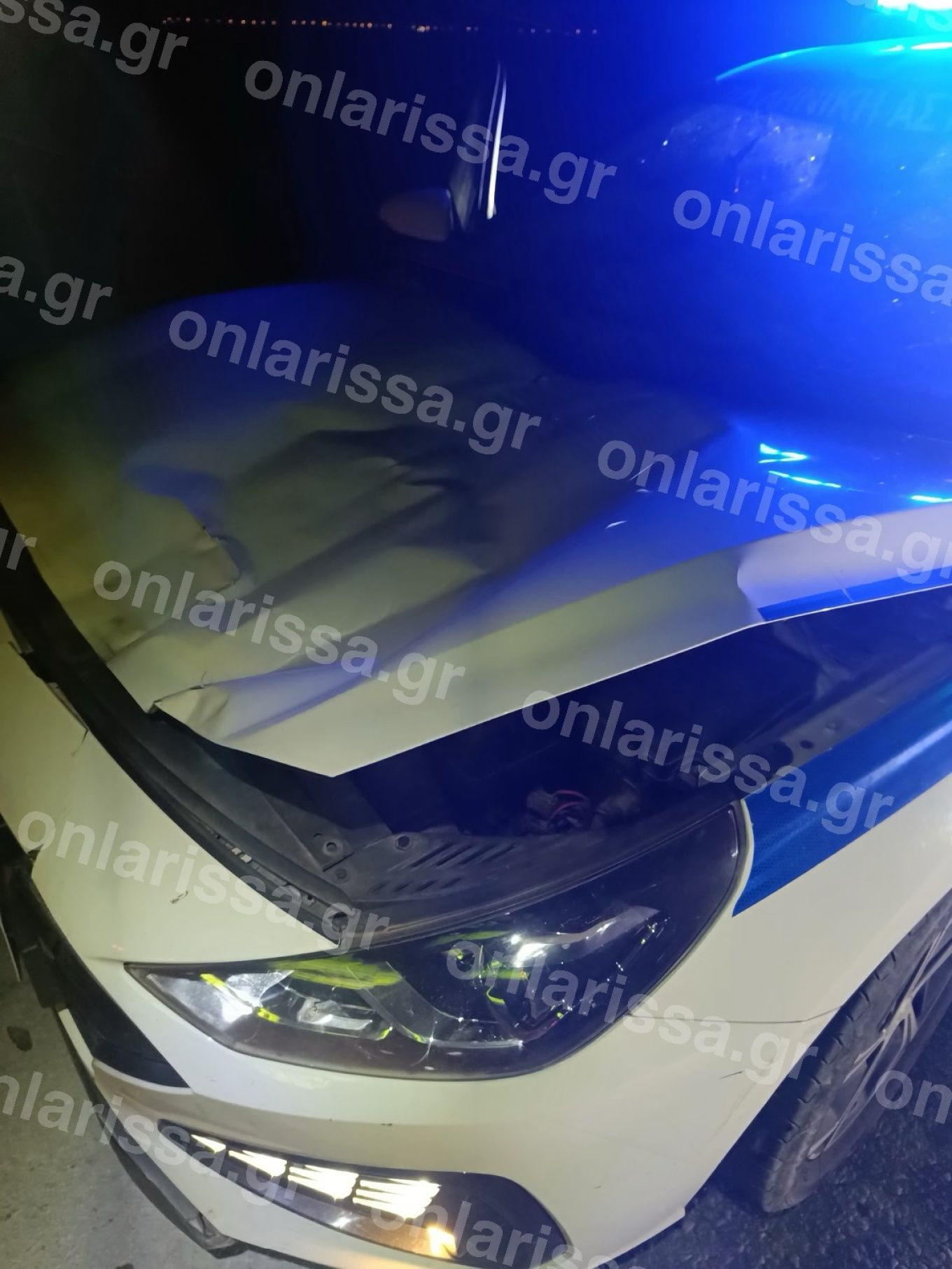 Σοβαρές ζημιές στο περιπολικό μετά τη σύγκρουση 