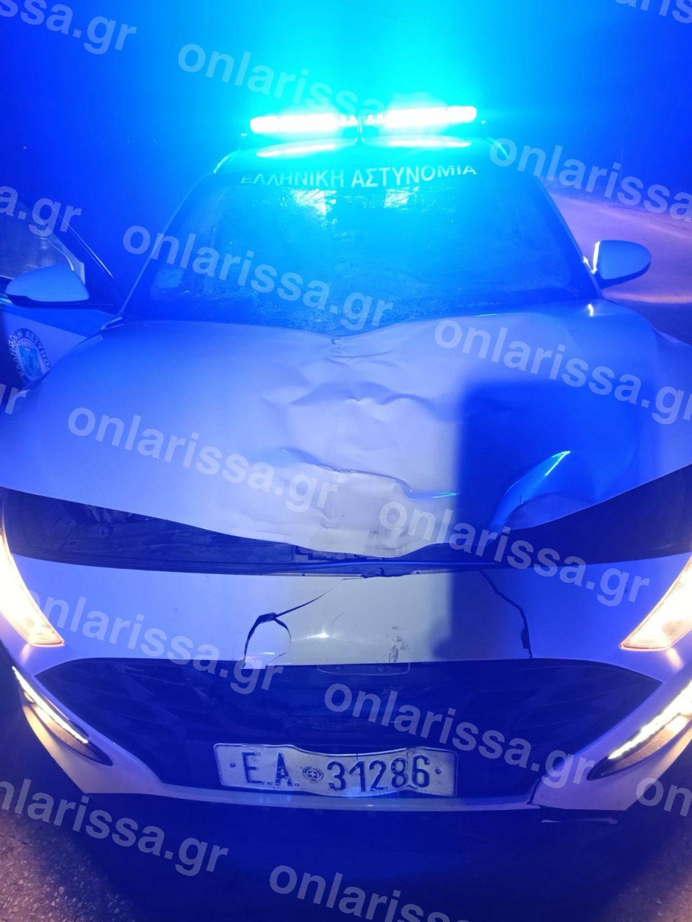 Σοβαρές ζημιές στο περιπολικό μετά τη σύγκρουση