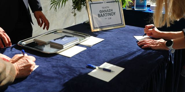 Σε κλίμα οδύνης η κηδεία του συγγραφέα Θανάση Βαλτινού