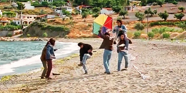 30 χρόνια μετά, οι Απόντες θυμούνται την πτώση του χαρταετού πάνω στη νιότη τους