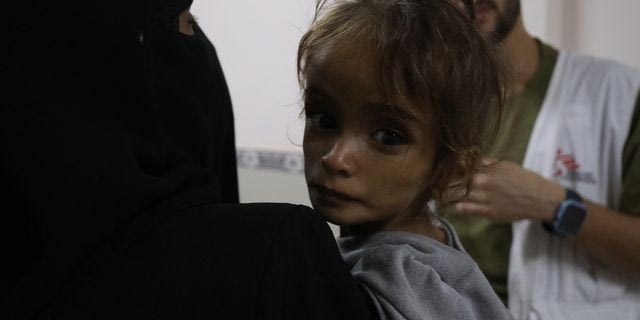 Η Wateen πάσχει από σοβαρό υποσιτισμό και εισήχθη στο Κέντρο Εντατικής Θεραπευτικής Σίτισης (ITFC) για επείγουσα περίθαλψη. Στη Γάζα, παιδιά όπως η Wateen αντιμετωπίζουν απειλητικές για τη ζωή συνθήκες λόγω της συνεχιζόμενης κρίσης, με περιορισμένη πρόσβαση σε τρόφιμα, ιατρική περίθαλψη και βασικά αγαθά.
