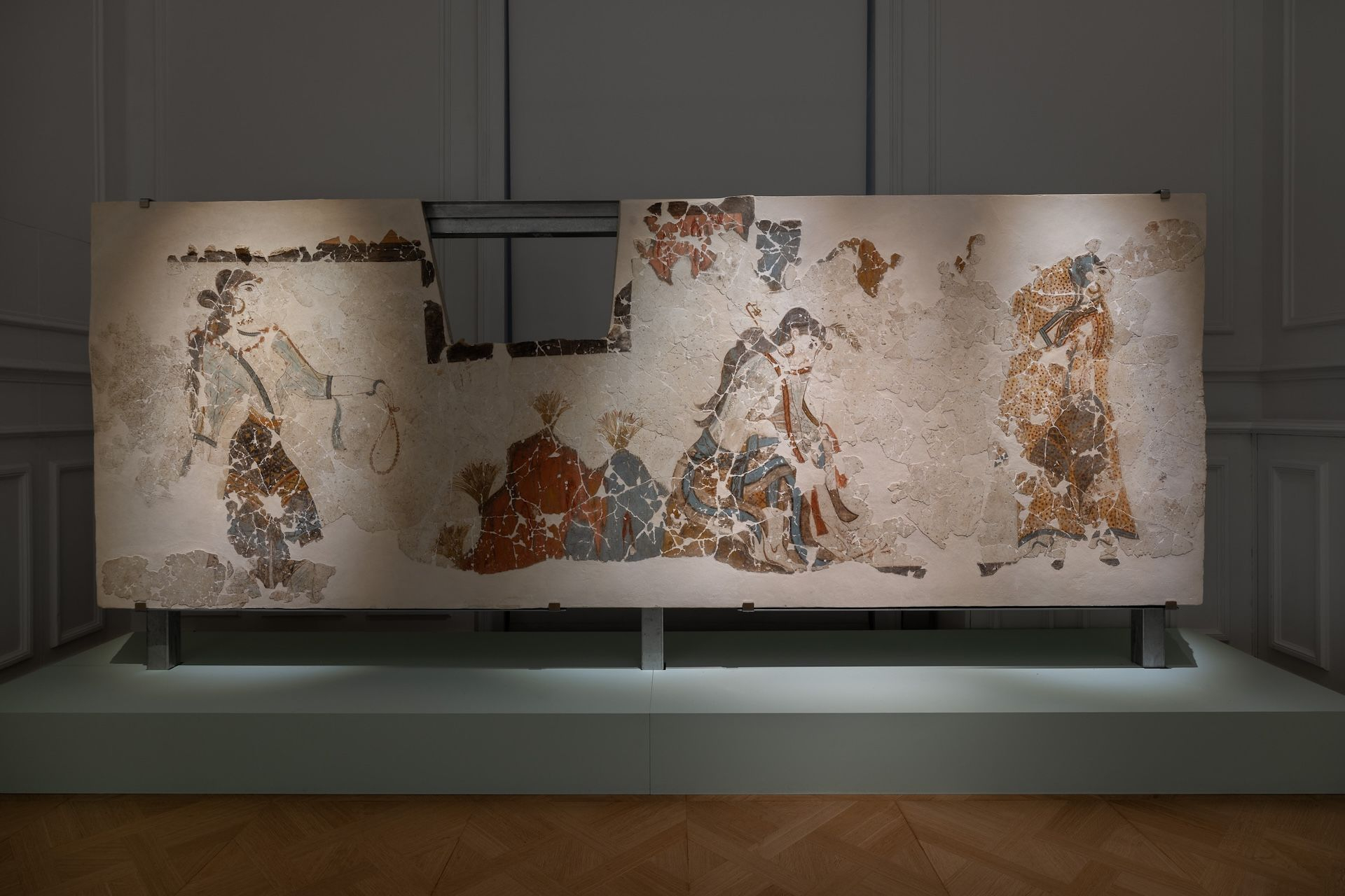 Τοιχογραφία με Γυναίκες στο «άδυτο» («Λατρεύτριες») από την Ξεστή 3 του Ακρωτηρίου της Θήρας, περ.1600 π.Χ. Φωτο. Πάρις Ταβιτιάν © Μουσείο Κυκλαδικής Τέχνης 