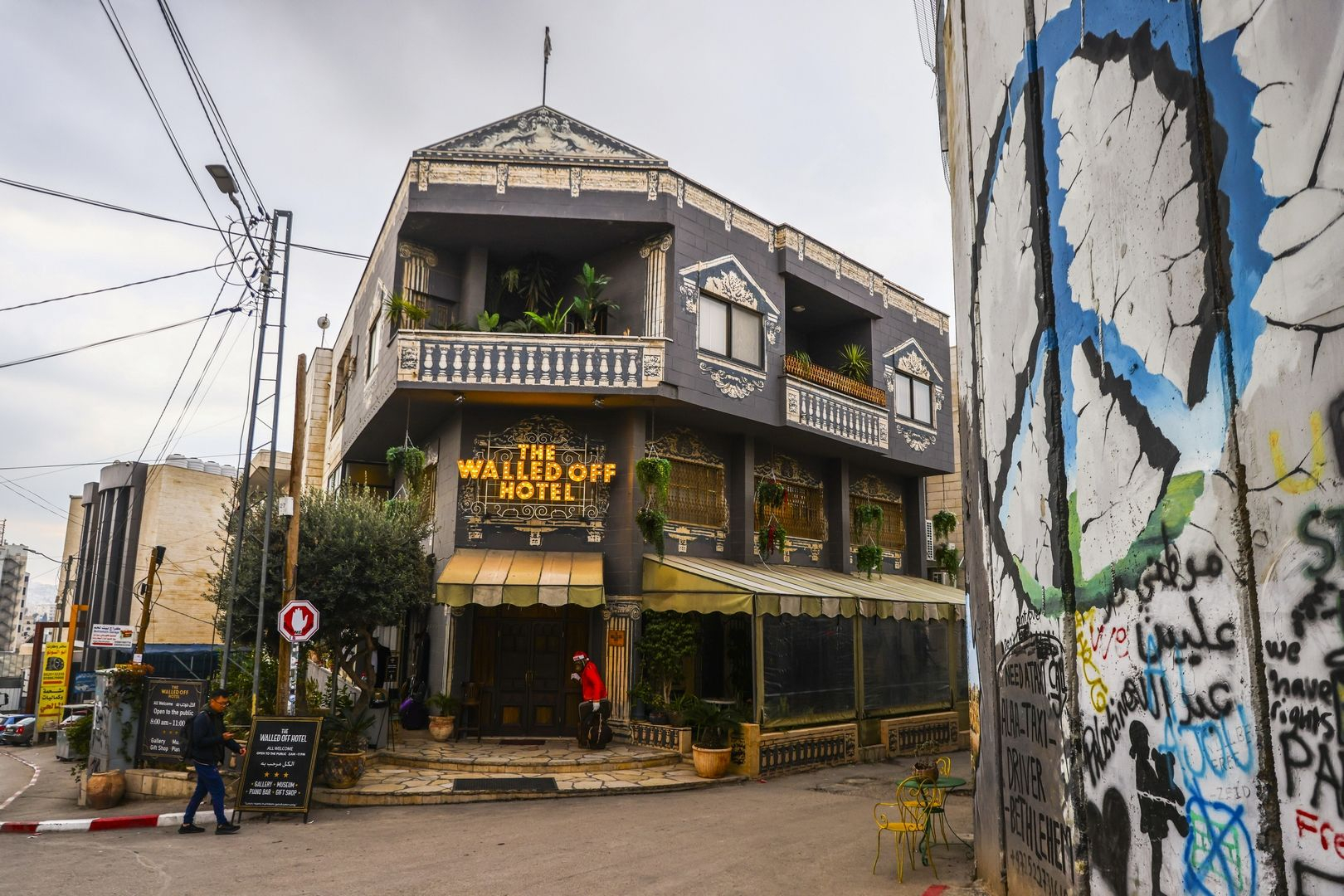 Το The Walled Off Hotel του Banksy στη Βηθλεέμ
