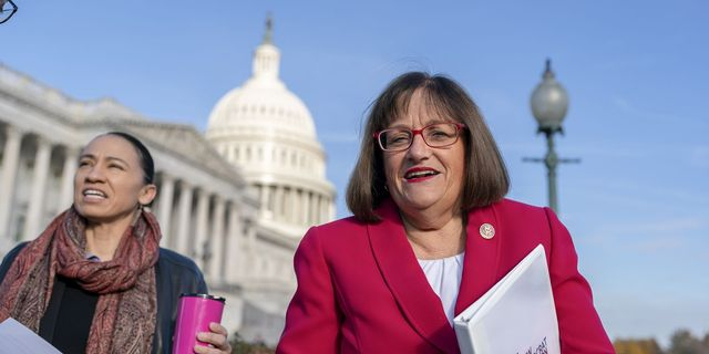 Η βουλεύτρια Annie Kuster