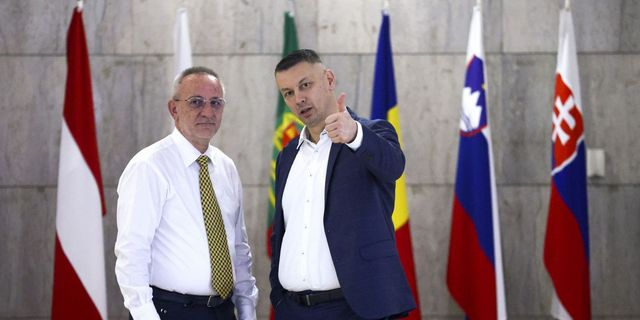 Ο υπουργός ασφαλείας Nenad Nesic σηκώνει τον αντίχειρα μετά τη συνεδρίαση του Συμβουλίου Υπουργών της Βοσνίας-Ερζεγοβίνης στο Σεράγεβο