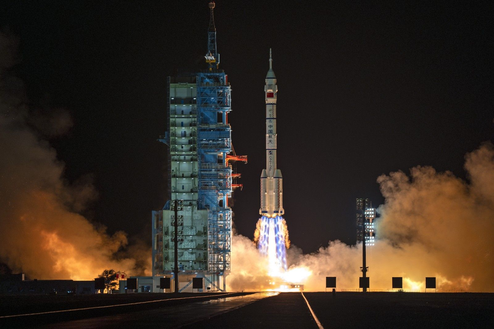 Ένας πύραυλος Long March με το διαστημόπλοιο Shenzhou-19 στην κορυφή του απογειώνεται από το Κέντρο Δορυφορικής Εκτόξευσης Jiuquan στο Jiuquan της βορειοδυτικής Κίνας