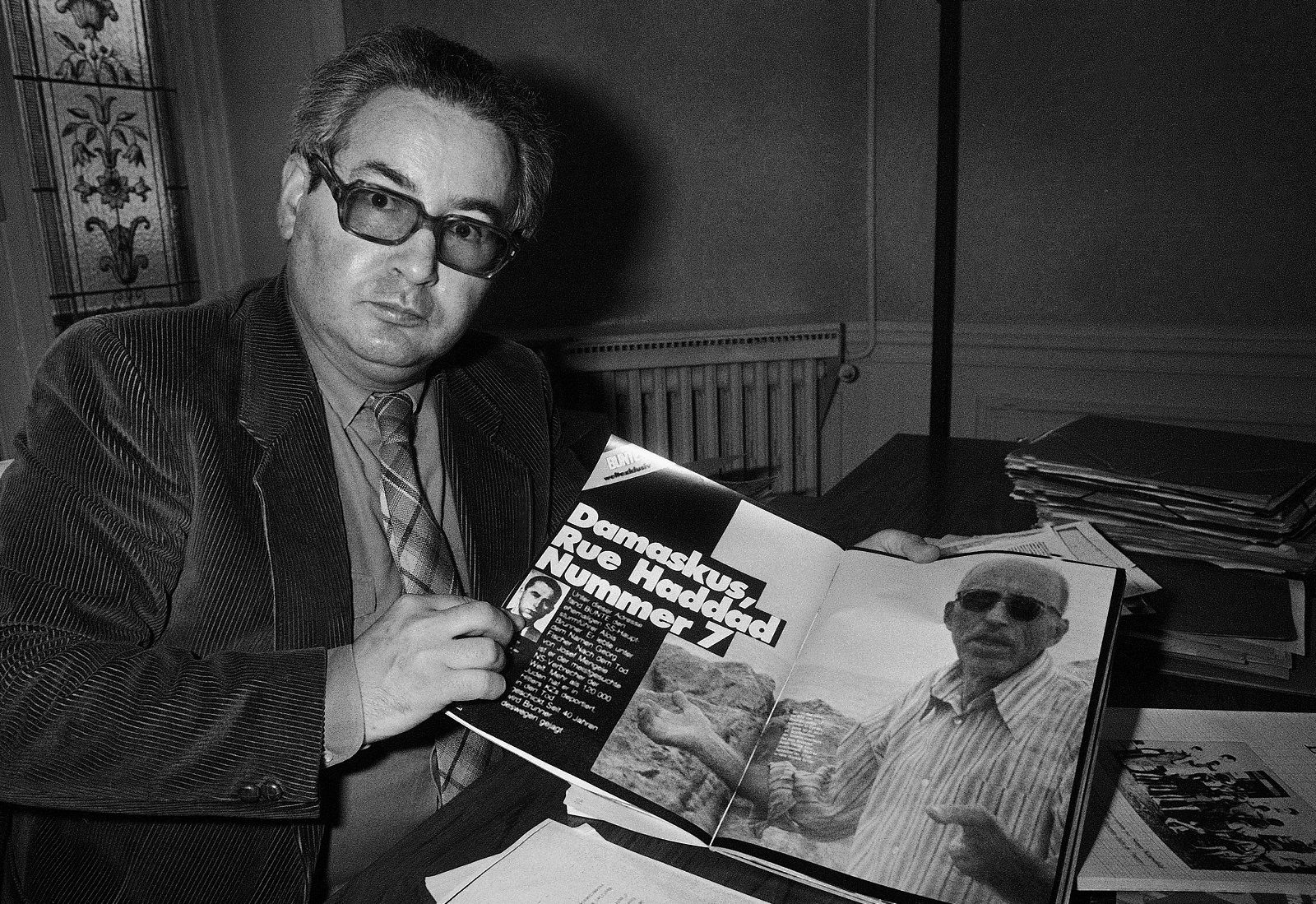 Ο κυνηγός Ναζί, Σερζ Κλάρσφελντ, δείχνει ένα πρόσφατο τεύχος του γερμανικού περιοδικού Bunte, το οποίο περιλαμβάνει ένα άρθρο και φωτογραφίες για τον Ναζί εγκληματία πολέμου Αλόις Μπρούννερ.