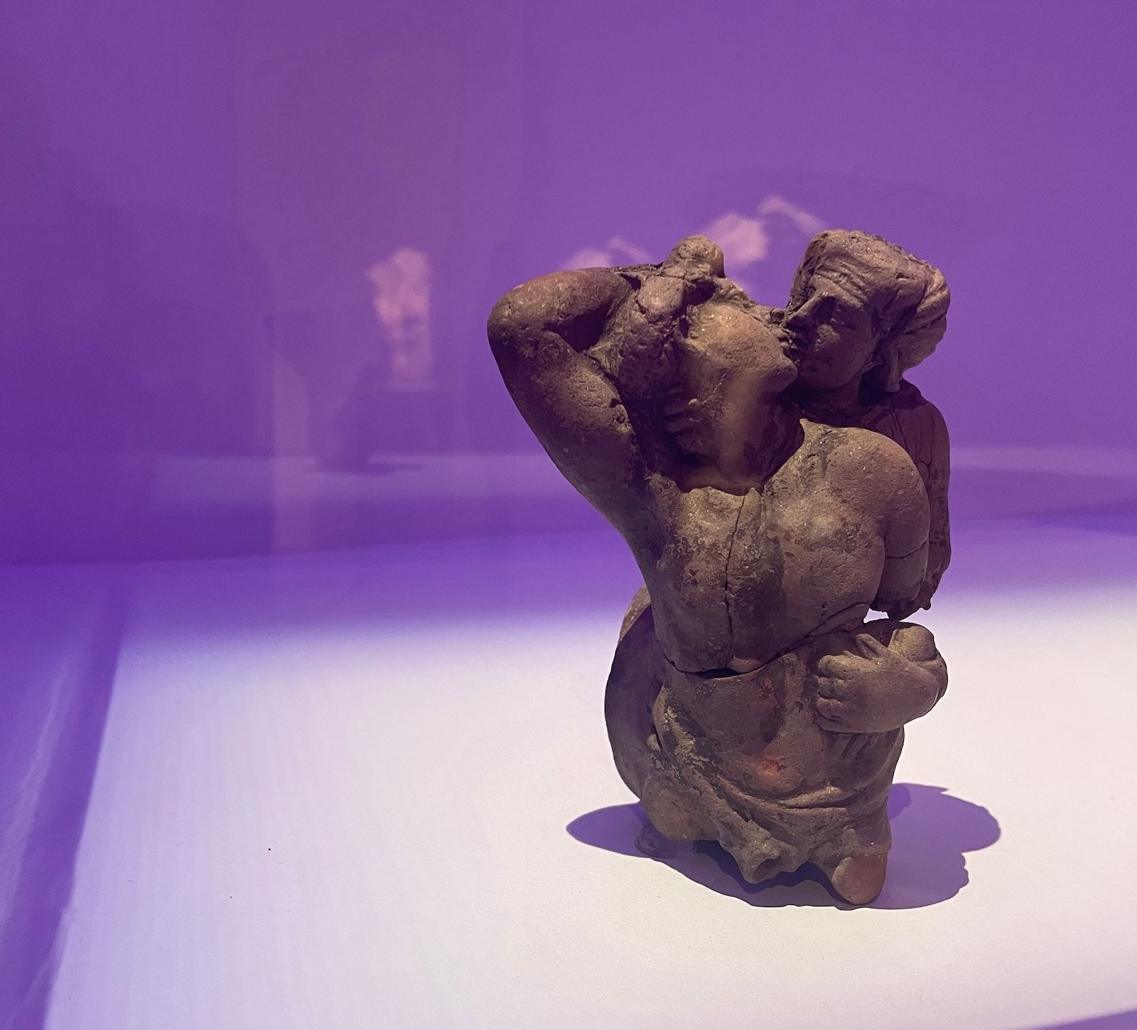 Μορφή Κενταύρου που αγκαλιάζει γυναίκα