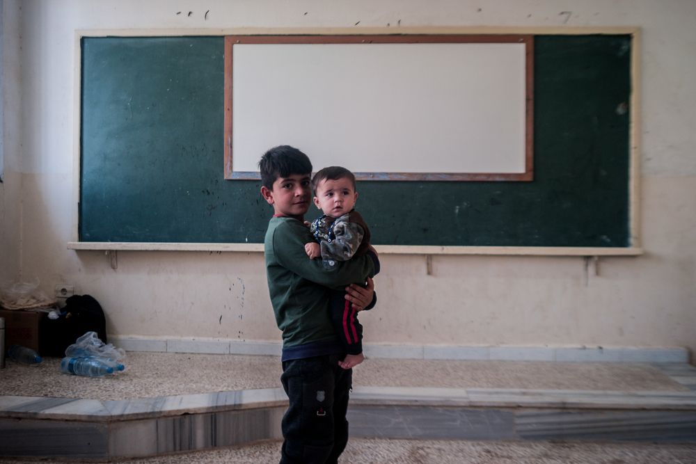 Στην Tabqa, το γήπεδο και τα σχολεία χρησιμοποιούνται για την υποδοχή και τη στέγαση των ανθρώπων που φτάνουν.