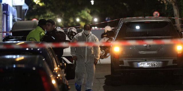 Γυναικοκτονία στους Αμπελόκηπους: Τυλιγμένο με νάιλον δίπλα στη σορό το σφυρί της δολοφονίας