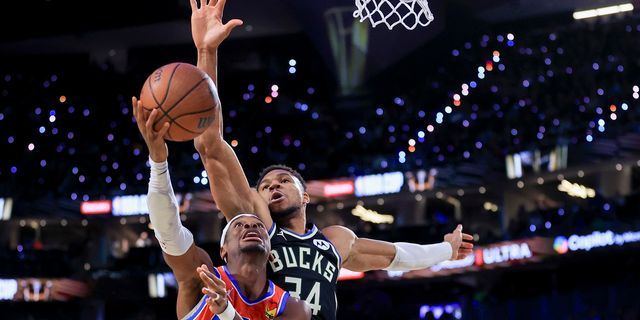 Ο γκαρντ των Oklahoma City Thunder Shai Gilgeous-Alexander σουτάρει εναντίον του φόργουορντ των Milwaukee Bucks Γιάννη Αντετοκούνμπο κατά τη διάρκεια του πρώτου ημιχρόνου του αγώνα πρωταθλήματος στο τουρνουά μπάσκετ NBA Cup στο Λας Βέγκας.