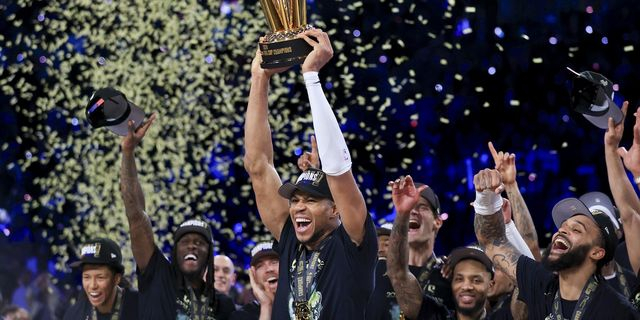 Ο Γιάννης Αντετοκούνμπο πήρε το Κύπελλο NBA με triple-double και μυθική εμφάνιση