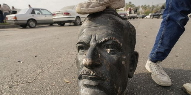 Σπασμένη προτομή του Χαφέζ Άσαντ