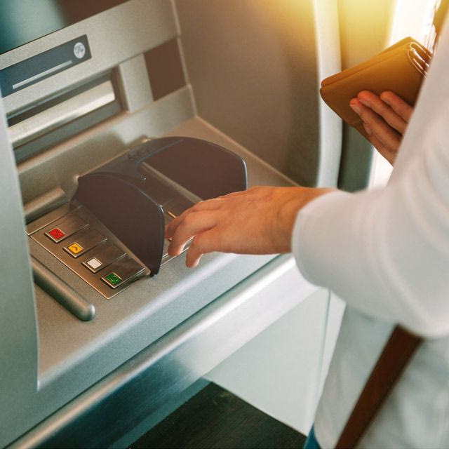 Τράπεζες: “Ψαλίδι” 50% με νόμο στις προμήθειες