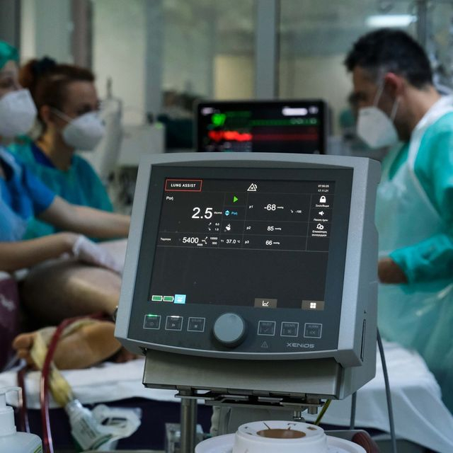 Γιατροί σε Μονάδα Εντατικής Θεραπείας νοσοκομείου της Αθήνας