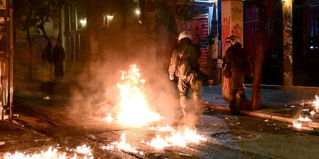 Μολότοφ στα Εξάρχεια(ΑΡΧΕΙΟΥ)