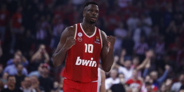 Φαλ: Οπαδός μού ζήτησε να πιάσω το κεφάλι του σαν μπάλα του μπάσκετ για μία φωτογραφία