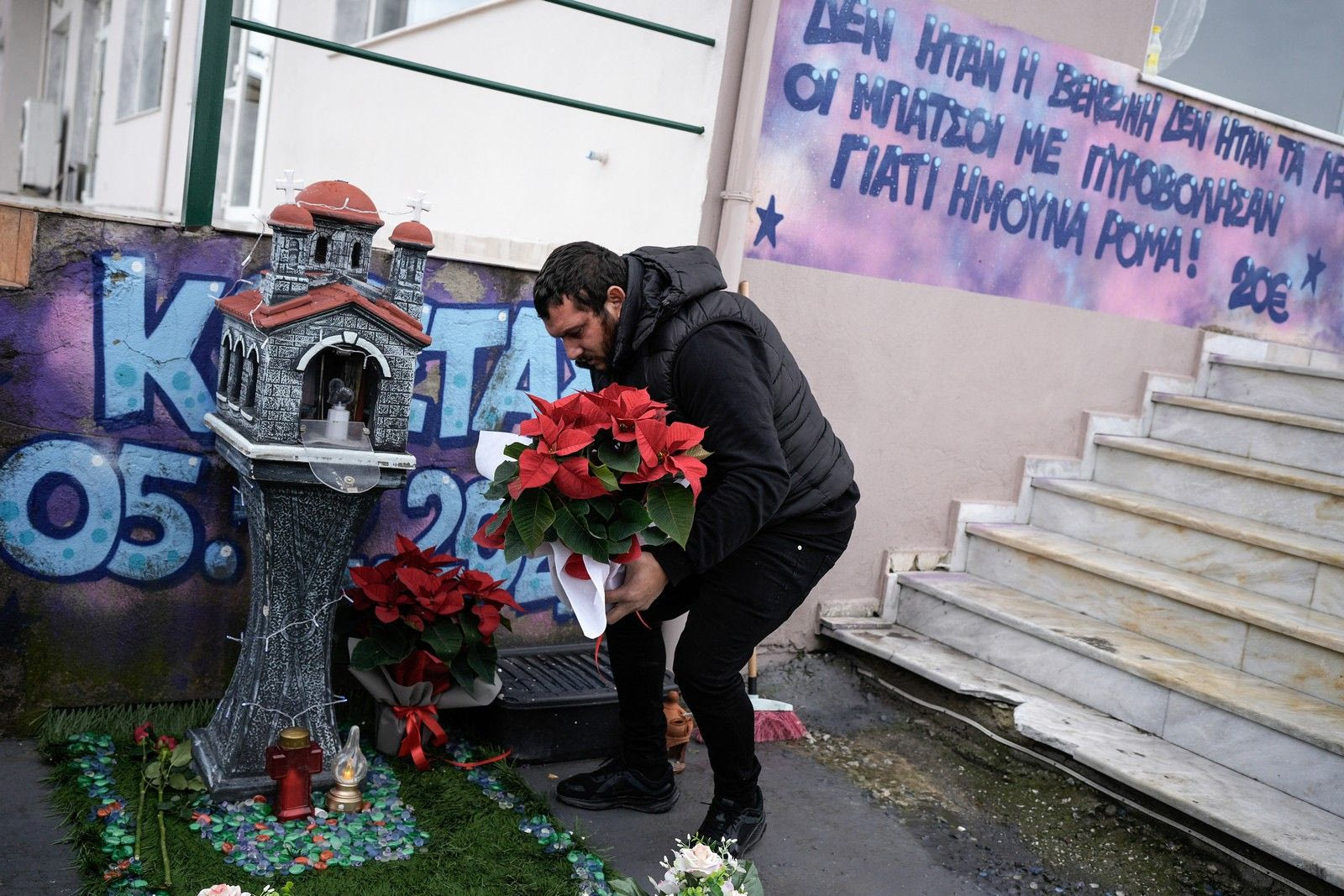 Τρισάγιο στο σημείο όπου έπεσε νεκρός από πυρά αστυνομικού πριν δυο χρόνια ο 16χρονος Κώστας Φραγκούλης