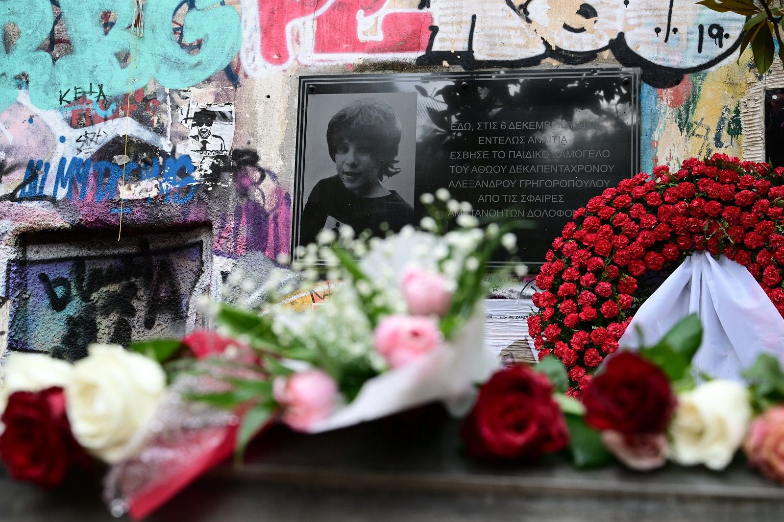 Στιγμιότυπο από το μνημείο του Αλέξη Γρηγορόπουλου στα Εξάρχεια στην επέτειο των 16 χρόνων από την δολοφονία του, Παρασκευή 6 Δεκεμβρίου 2024.