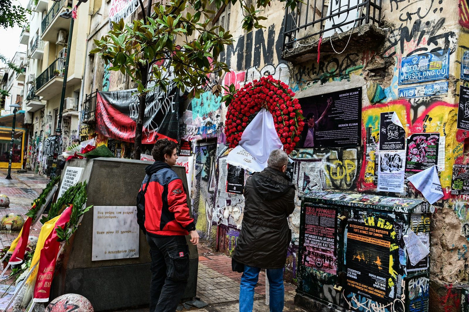 Στιγμιότυπο από το μνημείο του Αλέξη Γρηγορόπουλου στα Εξάρχεια στην επέτειο των 16 χρόνων από την δολοφονία του, Παρασκευή 6 Δεκεμβρίου 2024. 