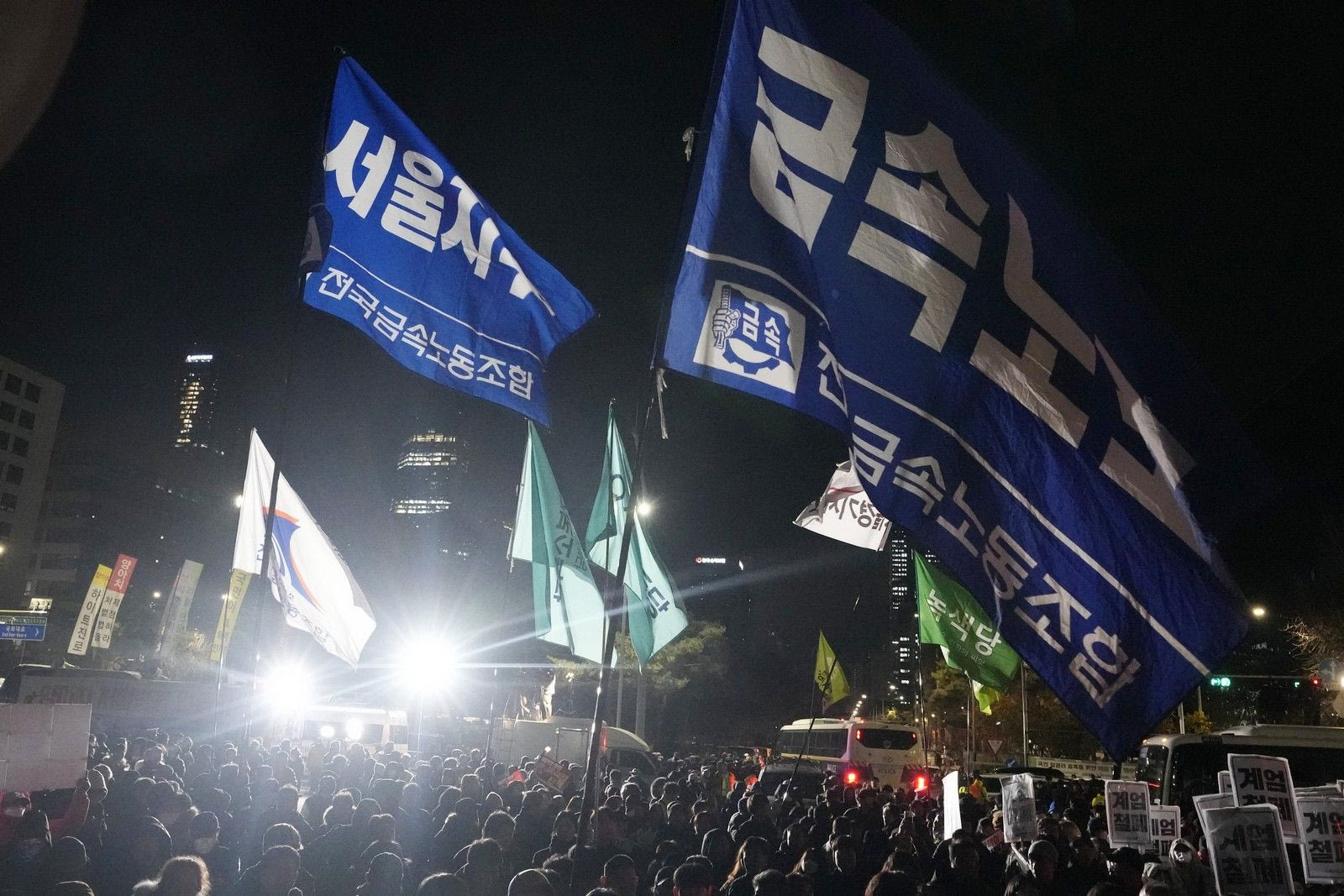 Κόσμος μπροστά από την Εθνοσυνέλευση στη Σεούλ, Νότια Κορέα