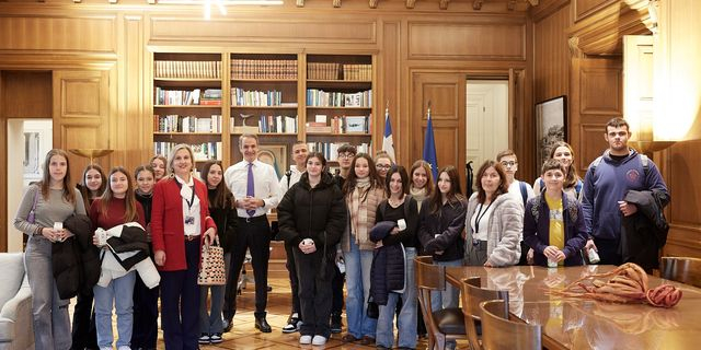 Μητσοτάκης σε μαθητές του Βόλου: Στον ελεύθερο χρόνο σας να μην είστε “κολλημένοι” σε μία οθόνη