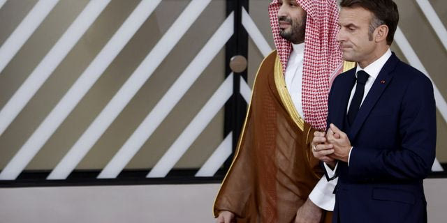 Ο Μακρόν επισκέπτεται μια αρχαία πόλη στη Σαουδική Αραβία, λίγο πριν την κρίσιμη ψηφοφορία στη Γαλλία