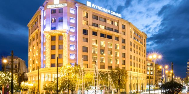 Ζήστε τη Μαγεία των Γιορτών με την Zeus International Hotels & Resorts