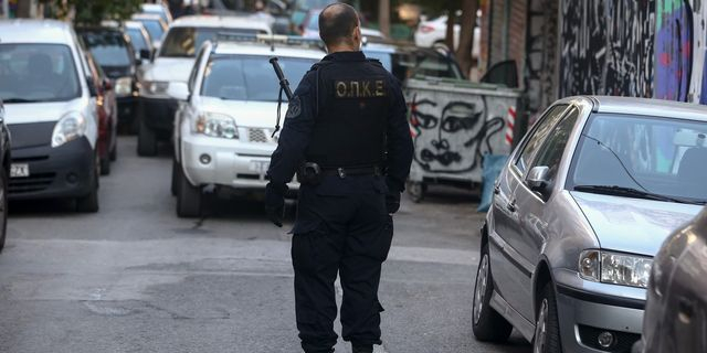 Έφοδος της ΕΛ.ΑΣ σε Τούρκους: Τελευταίας τεχνολογίας και ίδιας σειράς όλα τα πιστόλια με υποδοχή για σιγαστήρα