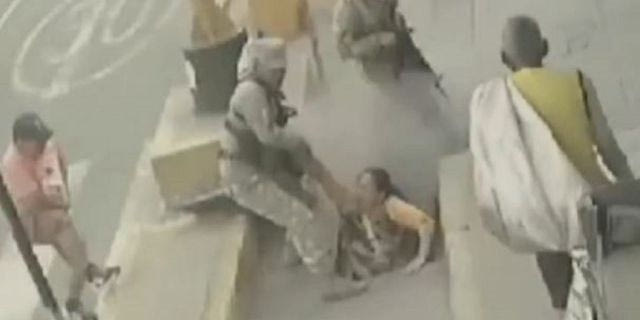 Περού: Έκρηξη ηλεκτρικού κόμβου ενώ περνούσε μια γυναίκα από πάνω του – Βίντεο