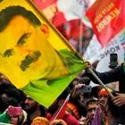 Υποστηρικτές του PKK με σημαίες του Οτσαλάν (αρχείου)