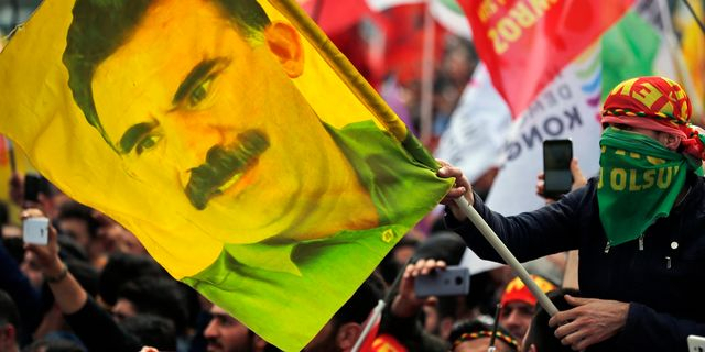 Υποστηρικτές του PKK με σημαίες του Οτσαλάν (αρχείου)