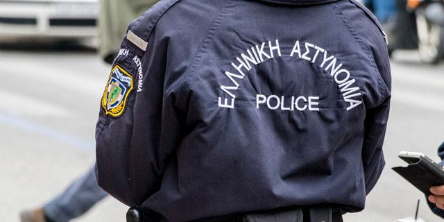 Καμίνια: Χειροβομβίδα σε είσοδο πυλωτής – Στο σημείο πυροτεχνουργοί