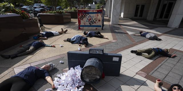 Θεατρικό δρόμου από διαδηλωτές κοντά στο Καπιτώλιο των ΗΠΑ αντιδρούν στους θανάτους δημοσιογράφων στη Γάζα