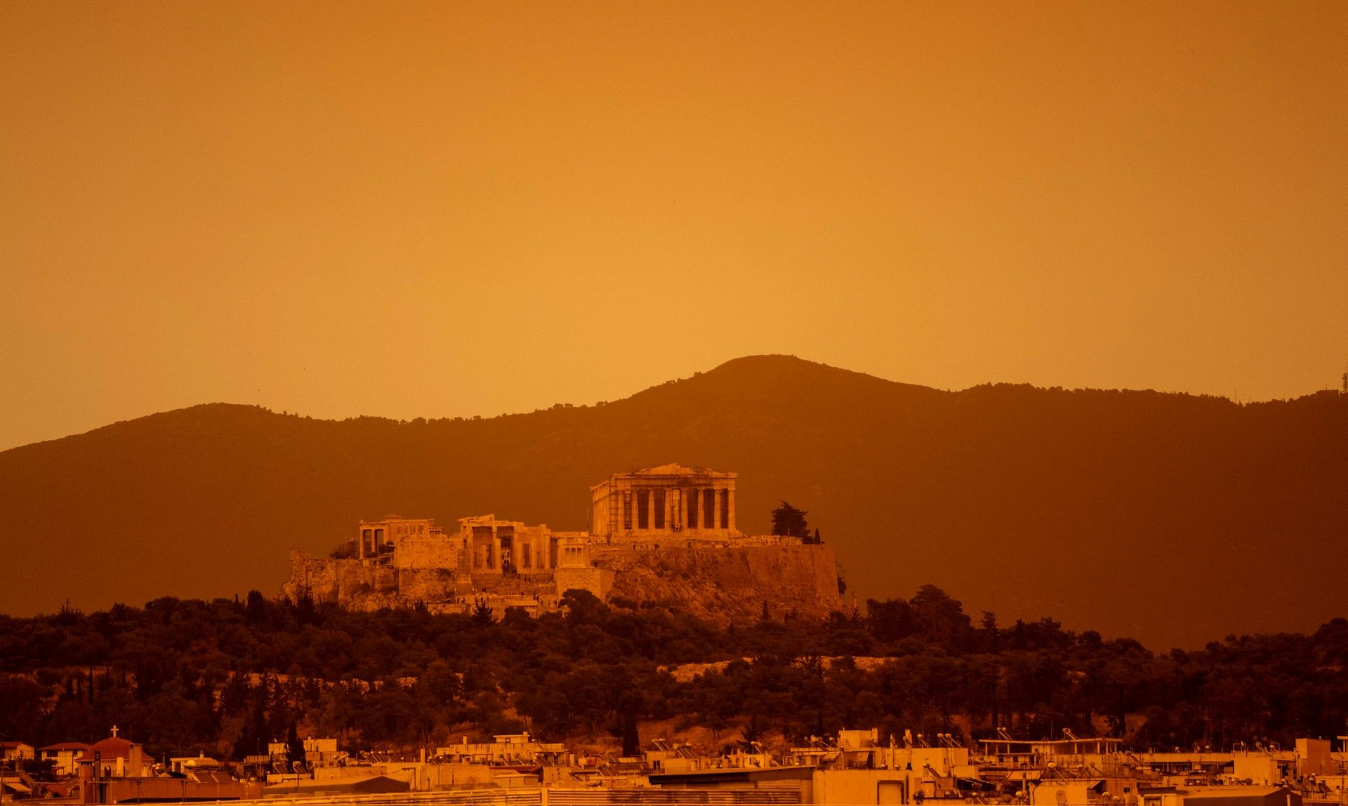 Η Αθήνα.... πορτοκαλί λόγω σκόνης από τη Σαχάρα