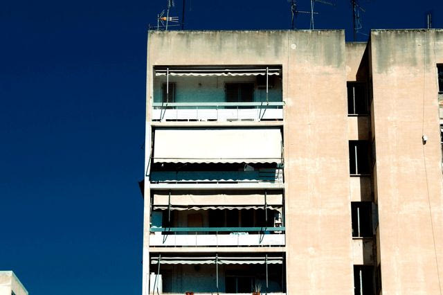 Η δύσκολη εξίσωση της συγκατοίκησης / Πολυκατοικία στην Αθήνα