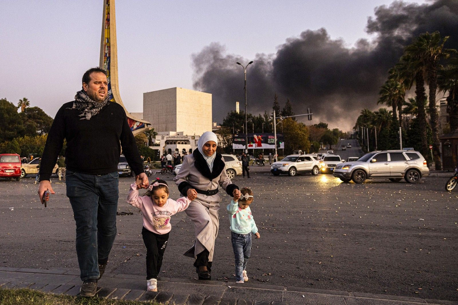 Σύροι επιστρέφουν στη Δαμασκό μετά την φυγή του Άσαντ