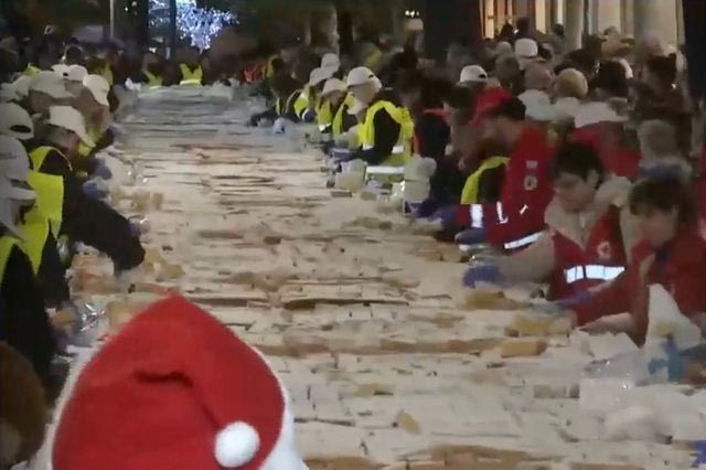 Περιστέρι: Βασιλόπιτα για Γκίνες – Ζύγιζε πάνω από 10 τόνους