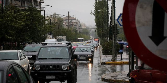 Η έντονη βροχή στην Αττική έφερε προβλήματα στους δρόμους – LIVE ΧΑΡΤΗΣ
