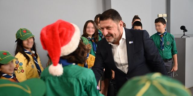 Πρωτοχρονιάτικα κάλαντα στον Νίκο Χαρδαλιά – “Ας είναι το 2025 μια χρονιά γεμάτη υγεία”
