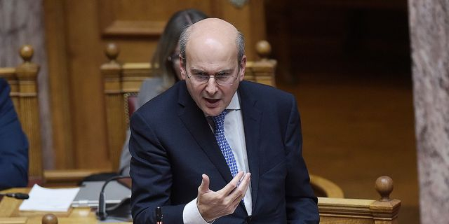 Χατζηδάκης: Το “δωσ’ τα όλα” βλάπτει πρώτα τους μισθωτούς και τους συνταξιούχους