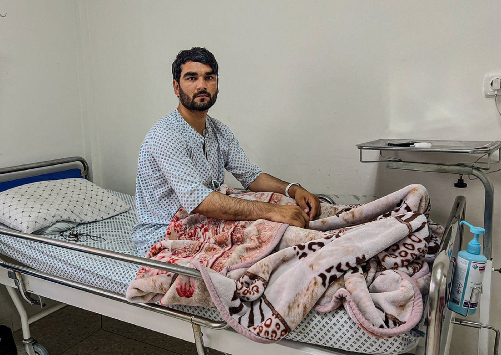 Ο Said Dawood, 24 ετών, εισήχθη στο νοσοκομείο τον Μάρτιο, αφού έσπασε τα πόδια του σε πτώση από τέσσερις ορόφους, ενώ εργαζόταν ως οικοδόμος. Οκτώ μήνες αργότερα, ο Dawood εξακολουθεί να αντιμετωπίζει τα τραύματα, καθώς έχει επανεισαχθεί δύο φορές λόγω μόλυνσης.