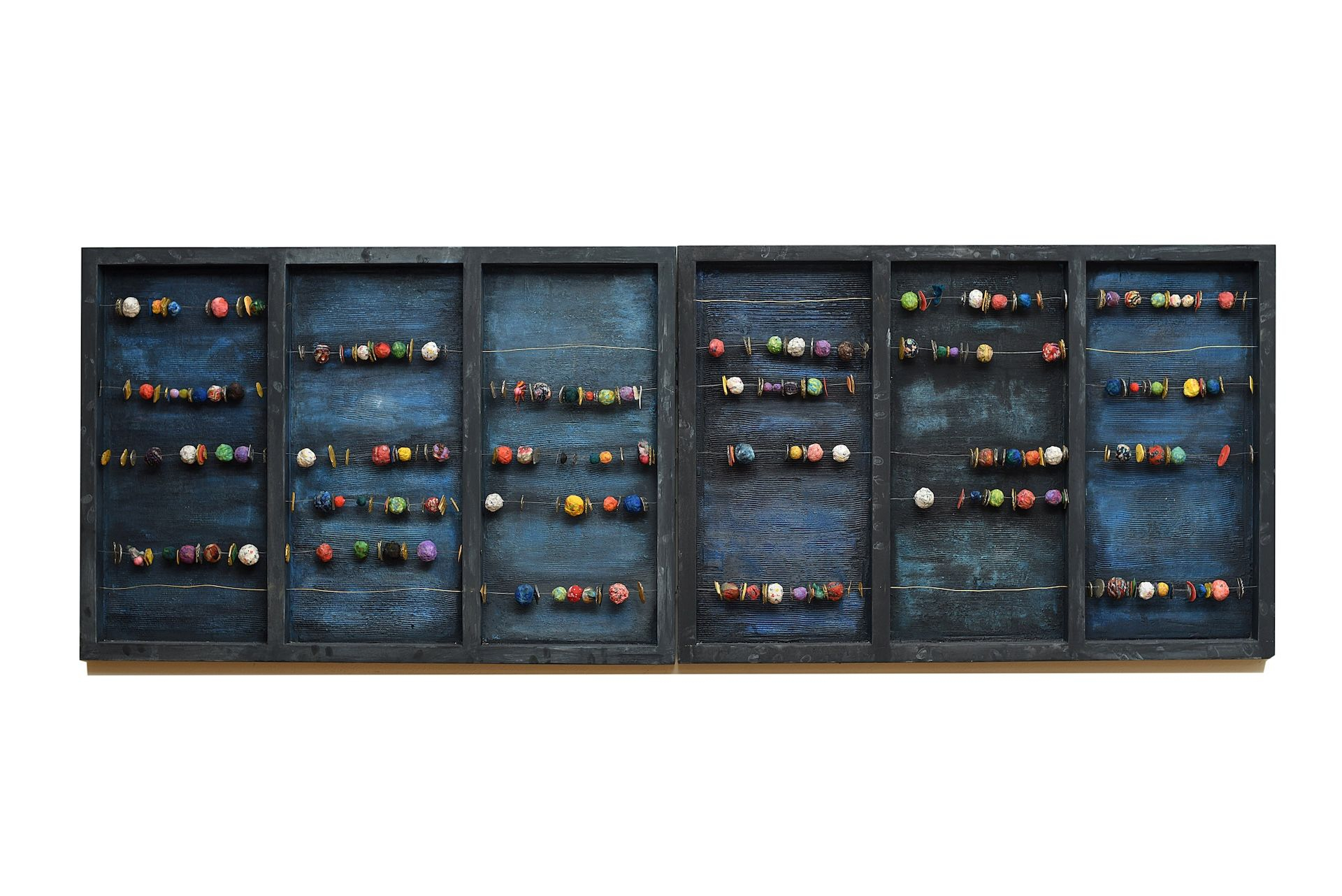 "Άθροισμα", χρώμα, ξύλο, ύφασμα, χαρτί, σύρμα, 70 x 197 x 7 εκ.