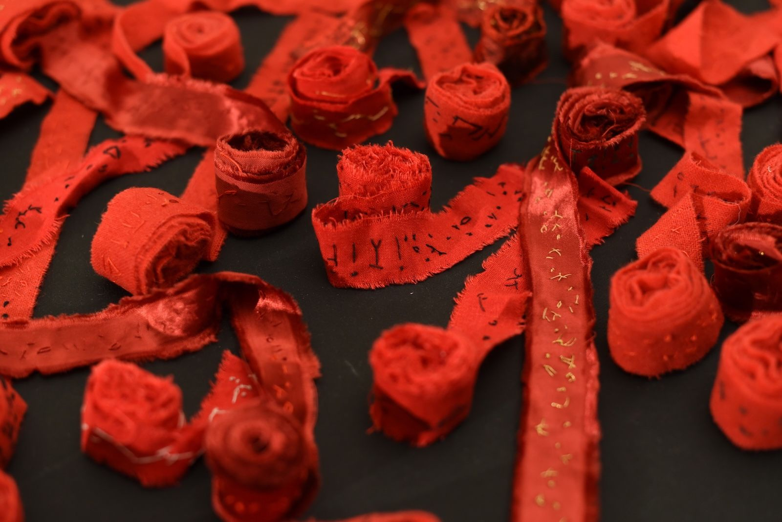 6. Λόγια της σιωπής_ύφασμα-κλωστές_ξύλο_80x78x78 εκ._λεπτομέρεια