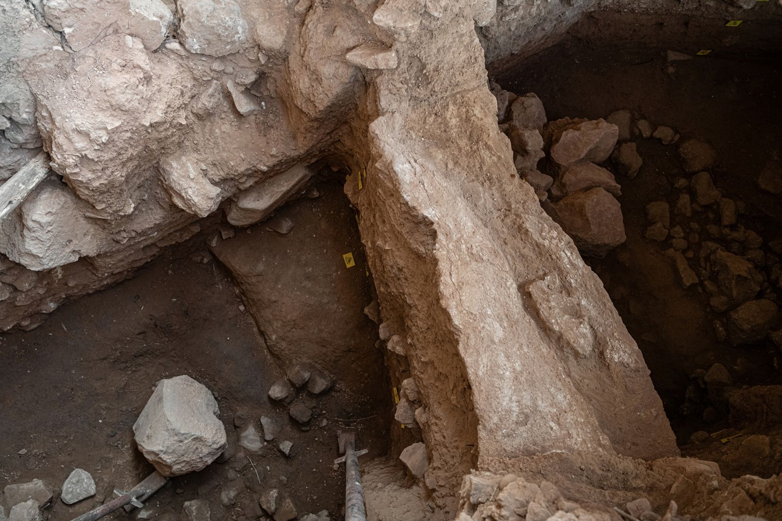 Τμήμα του ρωμαϊκού δαπέδου που κατέρρευσε και ταυτόχρονα ανυψώθηκε με έντονη κλίση προς Β., αποτέλεσμα του ισχυρού σεισμού του 365 μ.Χ.